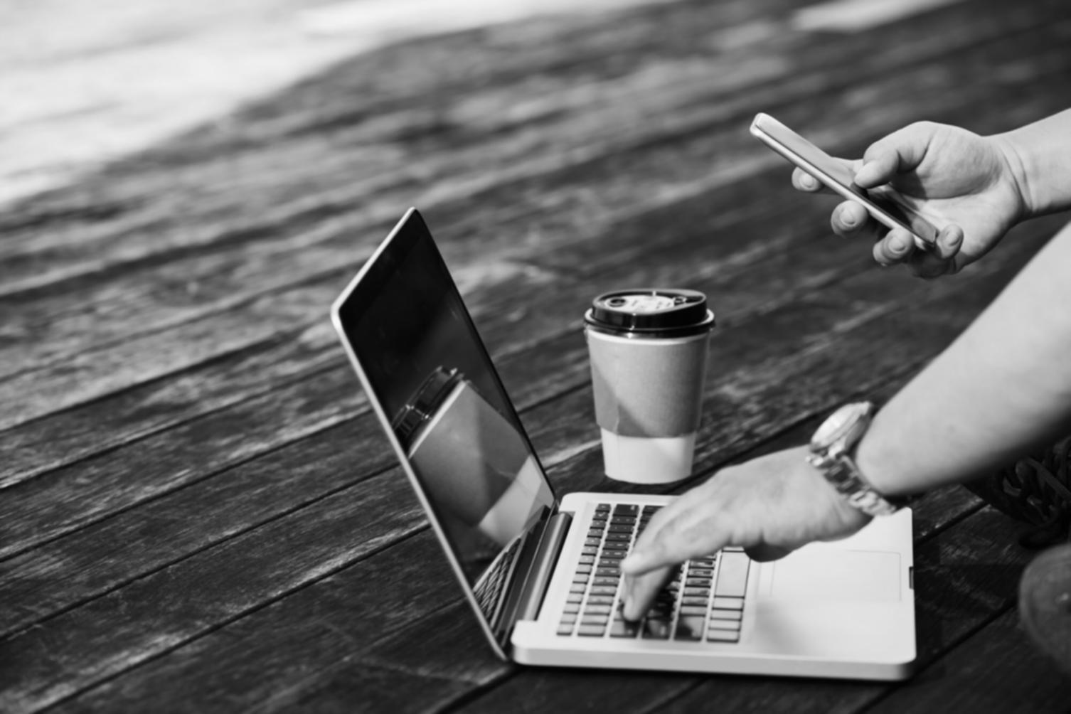 Studierende arbeiten gemeinsam an Analytics-Projekten